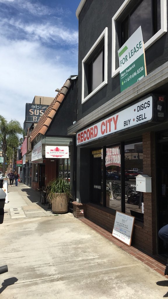 HeyNorge's tweet photo. #RecordStoreDay #RSD18 adventures with @Art_by_Anto Part I. Thanks @MTHEORYMUSIC, #RecordCity, #RedBrontosaurusRecords &amp; #NormalRecords! https://t.co/inAraYewYR
