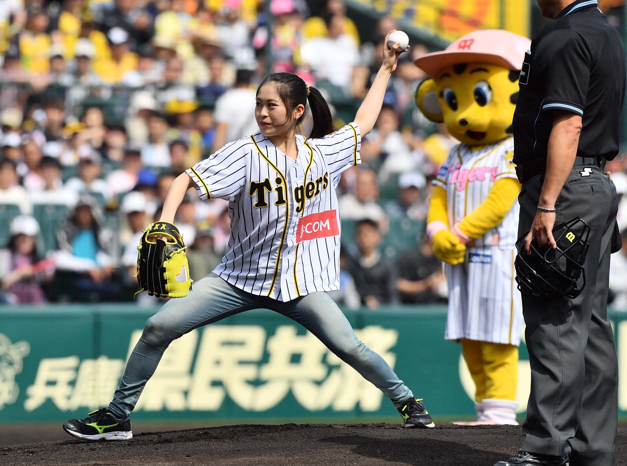 画像 阪神巨人６回戦 始球式 フィギュア女子 平昌五輪代表の 宮原知子 が 始球式 を行う 山なりのノーバウンドン投球を披露した ジャイアンツ 阪神タイガ まとめダネ