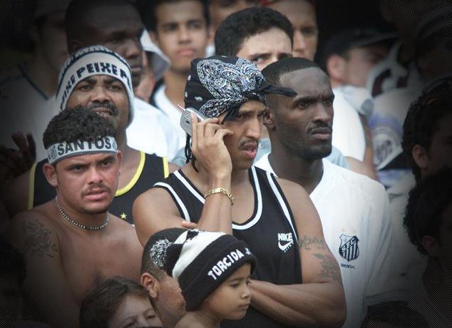 SantosFC's tweet photo. 22 de Abril de 1970, nascia Pedro Paulo Soares Pereira, um dos maiores nomes do rap brasileiro. Torcedor fanático e muito presente do maior alvinegro do mundo! Parabéns, @ManoBrownOF! 👊⚪⚫

Foto histórica do Brown na inesquecível final do Brasileirão de 2002. https://t.co/Vu15QlHJcI