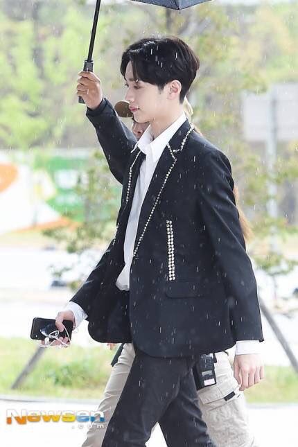 guanIintw's tweet photo. [NEWS] Wanna One Lai Guanlin, “Young prince visuals” 💞

They’ve arrived at the filming venue for Produce48! 

🔗 https://t.co/1M1x7ZK6hM

#라이관린 #赖冠霖 #laikuanlin #laiguanlin https://t.co/uTm9mwlu3i