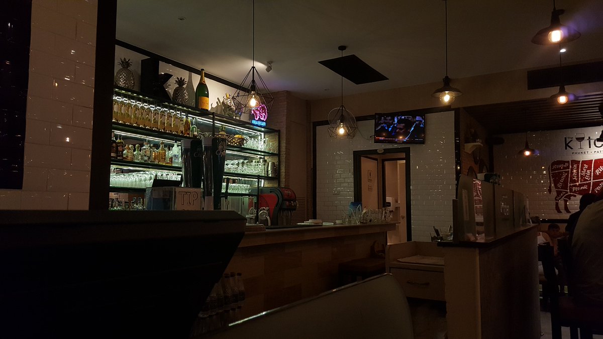 FuzzyFarang's tweet photo. @Deliriumbrewery The pink elephant spotted hiding behind the light in The Kitchen, Patong, and their apparently secret Belgian beer menu... #deliriumtremens #Patong #Phuket #Weissbier #weißbier #Hoegaarden #Thailand

https://t.co/e2z9DntgLo https://t.co/kcXCXyFbka