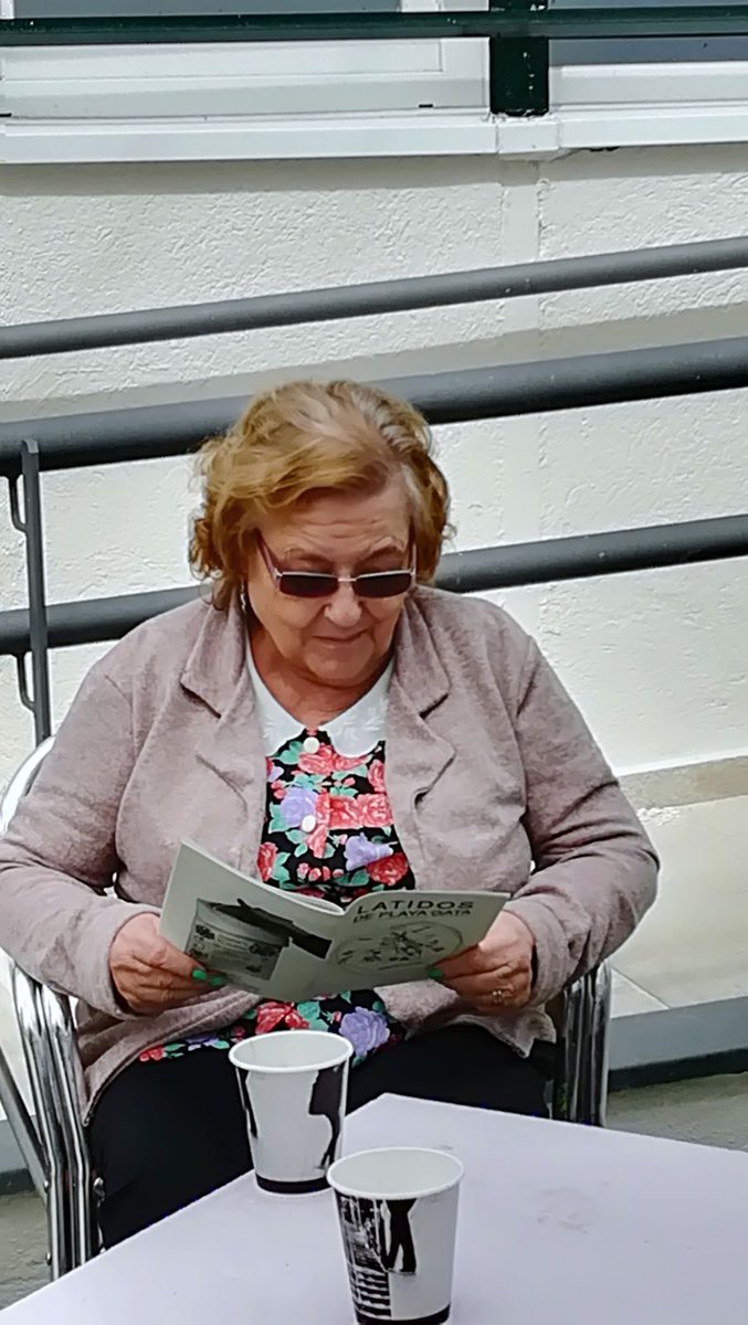 amparolabarria's tweet photo. Nuestra vecina y amiga Raquel, emocionándose con su escrito sobre Borbolla publicado en el fanzine Latidos de Playa Gata @LibrosActivos
@ExpDistrito en @csaplayagata #Fuencarral https://t.co/auS4x9PldX
