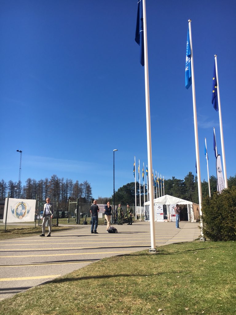 JirlindG's tweet photo. Skönt att man inte är ledig då solen skiner i #bogaland. Solen är farlig så då är det skönt att krypa in i ett övningsutrymme och läsa lite på #viking18 bloggen. https://t.co/QeBhz6B87D https://t.co/z0uP6nBQQr