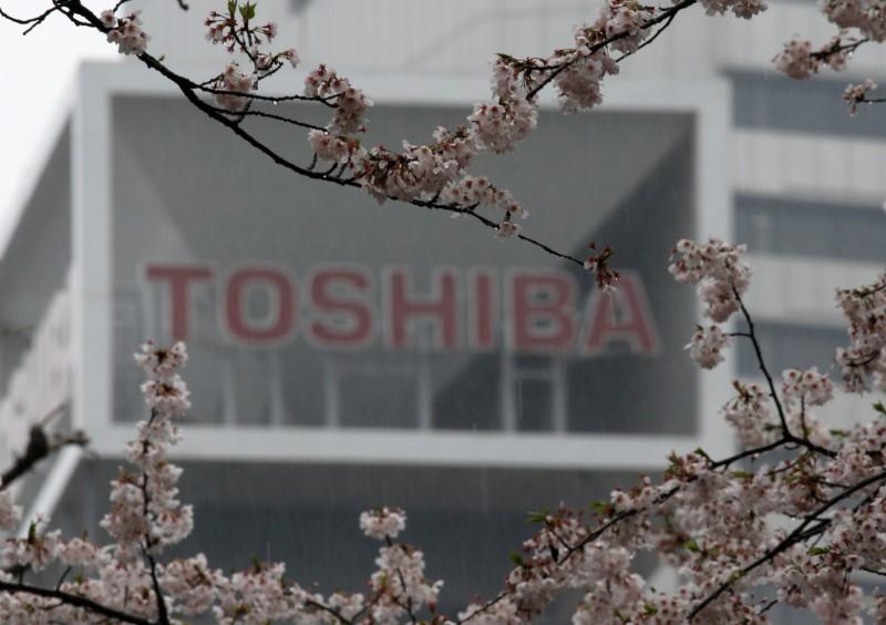 Reuters's tweet photo. Toshiba eyes cancelling chip unit sale if no China approval by May: media https://t.co/rZMdM2WsTW https://t.co/JirXoAL579