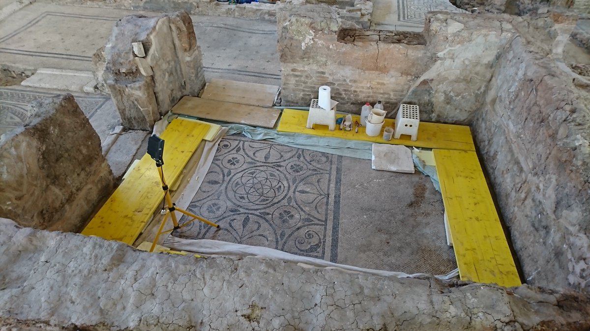 Troballa excepcional: nous Mosaïcs a Sant Esteve de les Roures. <a href="/ConstLRoures/">Constructora Les Roures</a> atura les obres de la nova rectoria @ParroquiaSer i @SArqueoSEDR comença la intervenció per fer els estudis pertinents.