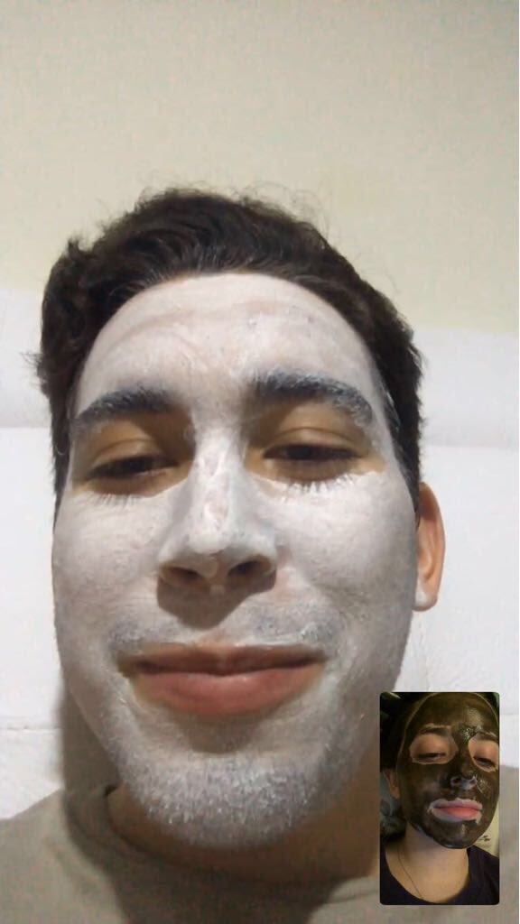 alexialermae's tweet photo. Mi novio vive a 2952 km de mi y ayer le dije que quería tener una noche de niñas pero no tenía con quien y hoy fue al súper a comprarse mascarillas para tener noche de spa por face time conmigo 😭😭😭😭 https://t.co/BYnG3SnPXT