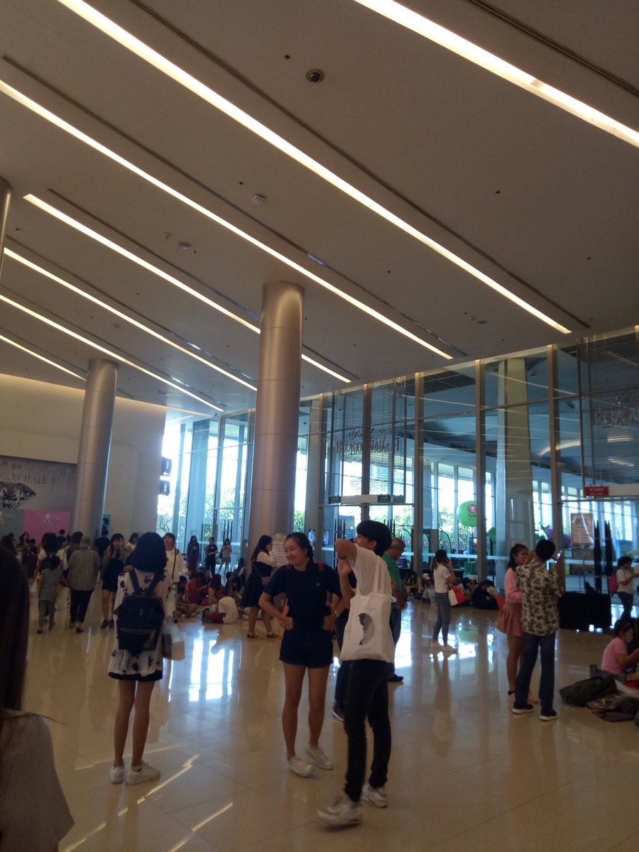 forppalit's tweet image. #เป๊กผลิตโชค เมื่อกี้มีคนเดินผ่านตรงเรายืนอยู่
ผญ : ใครมาอ่ะ
ผช : เกาหลีป่าว

อินี่ก็หันไปมองกำลังจะตอบเค้าเดินไปแล้วว5555555555555555555555555555555
#PeckPalitchokeFirstDate