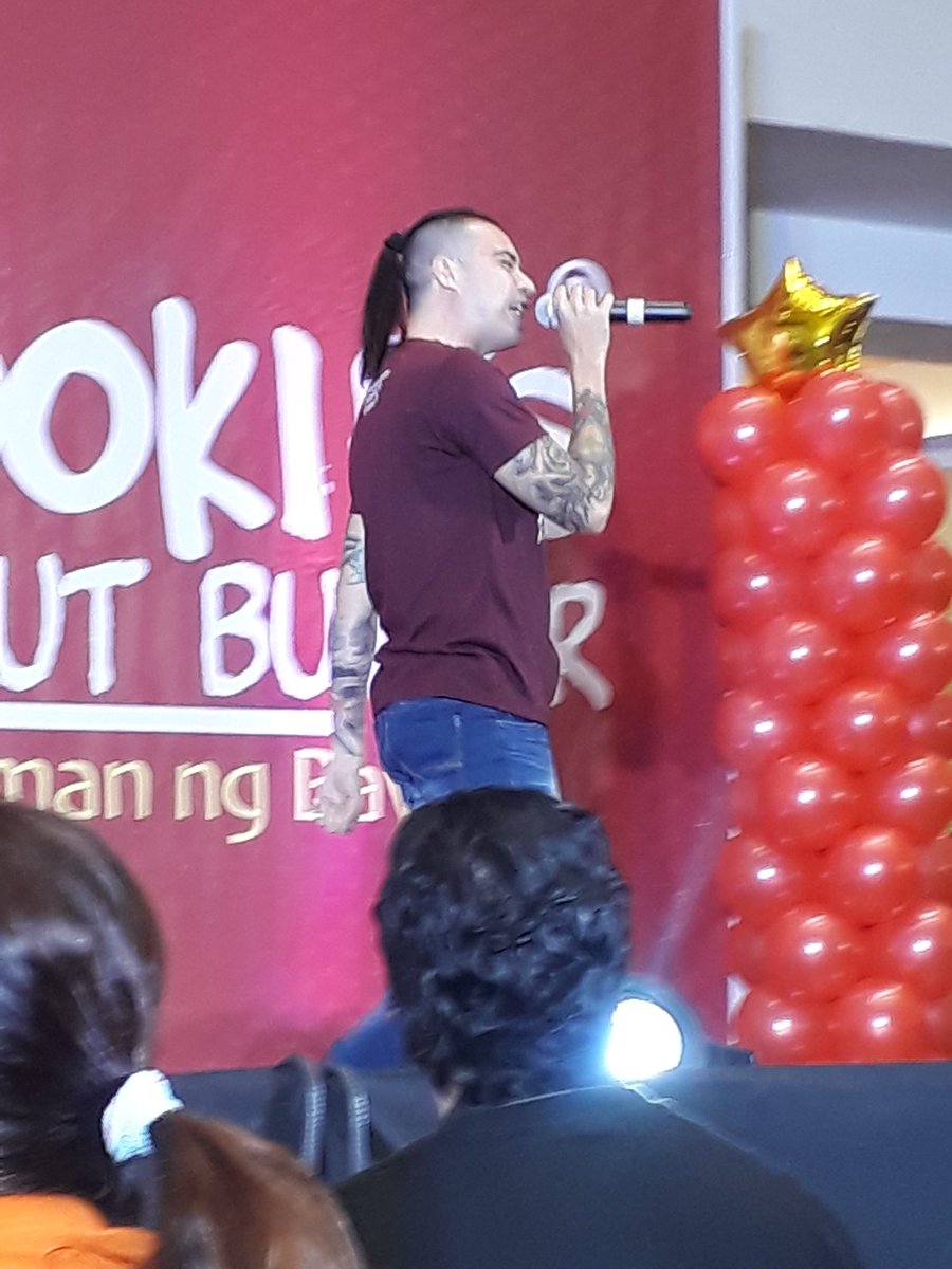 Jason Fernandez now singing on stage

#CookiesPBDwithAlden