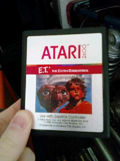 Jun_rage's tweet photo. 長年、都市伝説とされてきた「大量に売れ残ったクソゲー「E.T.」をアタリ社がメキシコの廃棄場に埋めた」だが、数年前本当にその場所から大量のE.Tを発掘。そのE.T.を発掘した人とそれを買った人、そして映画E.T.の監督が集まって作られたのが「レディプレイヤー1」という凄い話にビビる。 https://t.co/iWJdIqO3Ln