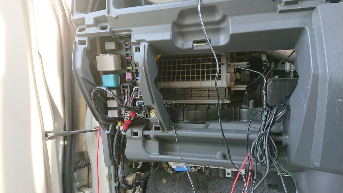 とおる ネコミカン 車の電装いじりたーのしー 今回はセキュリティgps フットランプスイッチ等の自作電装の追加と 既存の配線変更など 内張りを剥がしまくった上での簡単な作業だよー 電装diy 電装 とおる ネコミカン 車の電装いじりたーのしー 今回はセキュリティgps フットランプスイッチ等の自作電装の追加と 既存の配線変更など 内張りを剥がしまくった上での簡単な作業だよー 電装diy 電装