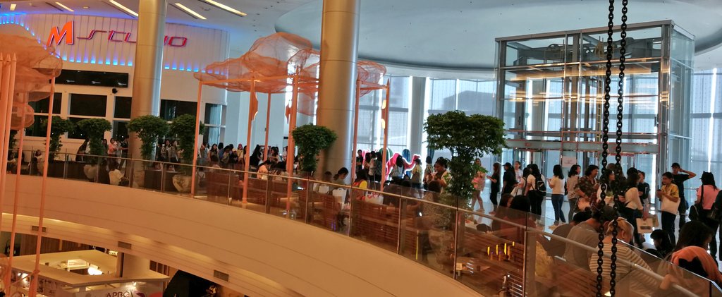 22MePaLit's tweet image. มวลมหาประชานุชต่อแถวยาวเหยียดเพื่อพบสนู้ปปี้ ผู้มีผลงานเป็นที่แพร่หลายในด้อม ดีใจที่ได้เจอ @snoopy21twit นะคะ ขอบคุณสำหรับลายเส้นสวยๆด้วยค่า #PeckPalitchokeFirstDate #เป๊กผลิตโชค