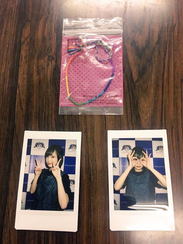 fm_tis's tweet photo. 輝くあの人を応援するラジオメディア #TiS !

本日のゲスト！ #鎌田紘子 さん(@hirokokamata12 )からクイズ景品の私物ミサンガと、なんとチェキをお土産にいただきました🌟
ファンの方にはたまらない一品✨

フォロー&amp;RTで抽選3名の方にプレゼント🎁
たくさんのご応募お待ちしております！ https://t.co/2WGHGJsgjj