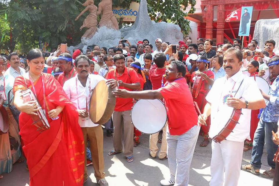 CPIM_WESTBENGAL's tweet photo. ২২ তম পার্টি কংগ্রেস শেষে জনসভার জন্য তৈরি হচ্ছে সারুরনগরের সভাস্থল। জনসভা কে ঘিরে উৎসবের পরিবেশ।
Festive mood in Hyderabad on the conclusion of the Party Congress
#CPIM22PartyCongress
#CPIMsAlternative
#No2Modinomics
#Hyderabad https://t.co/1QS1oRqqxD