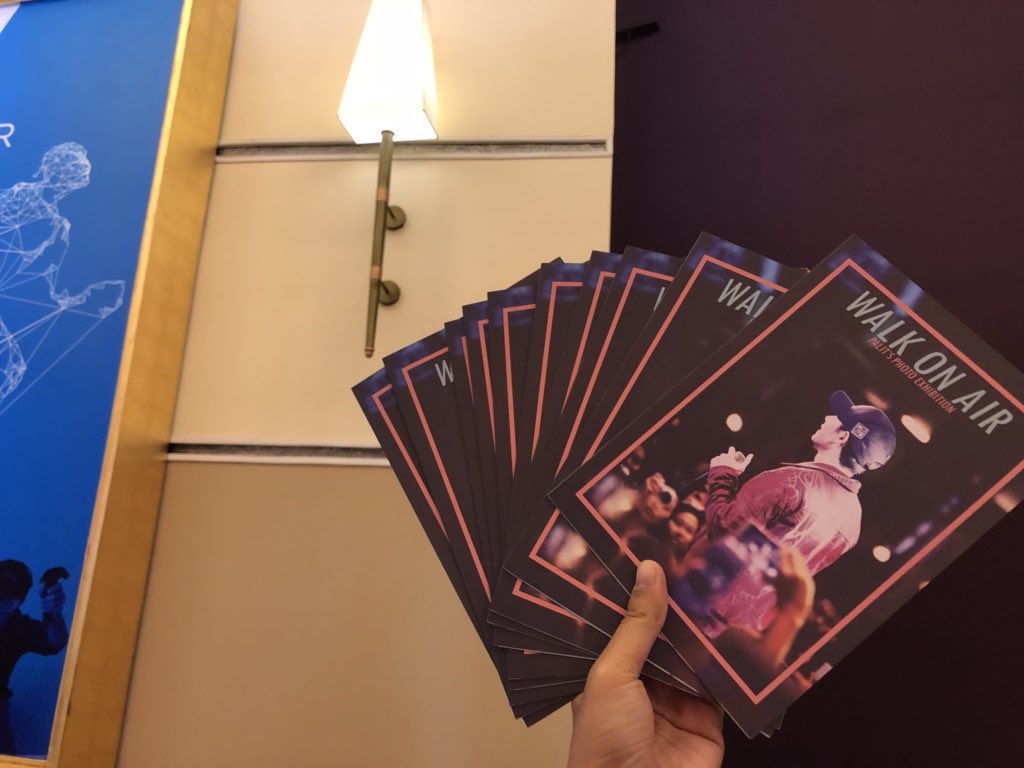 fongmyfong's tweet image. วันนี้ฟองมีสูจิบัตร #WalkOnAirWithPalit มาฝากพี่นุชด้วยย~

น้องจะนั่งอยู่ในซอกตรงนี้(ในรูป)จนถึงบ่ายสามนะคะ พี่นุชเดินมารับได้เล้ย

เนื่องจากเหลือเซตสุดท้ายแล้ว น้องขออนุญาตให้เฉพาะคนที่ยังไม่มีจริงๆนะคะ อย่าหลอกน้องน้าา 😭

#PeckPalitChokeFirstDate
#เป๊กผลิตโชค
#นุชแจกของหน้าคอน