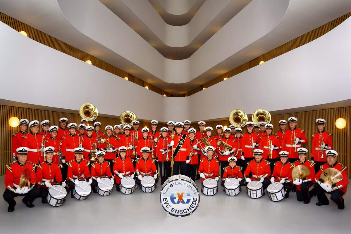 Vanmiddag, 12:00 uur, gaat het showkorps van EVC de deelnemers van de <a href="/enschedemaratho/">Enschede Marathon</a> muzikaal ondersteunen! We zijn te zien en te horen bij ons clubgebouw 'De Twekkelerpoort' #F35! Alle deelnemers heel veel succes gewenst! #em18 #jubileum #50jaar #Enschede @Twekkeleveld