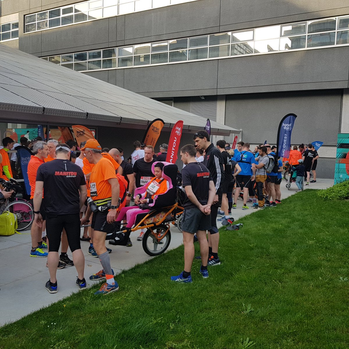 midietdemi44's tweet photo. 1er handirun entreprise co organisé par @midietdemi44 @MEDEF44 @TijouPeinture @mavisibilite en faveur du Handicap. Quand le handicap fait courir l entreprise vers plus de performance https://t.co/K2bXBPaomR