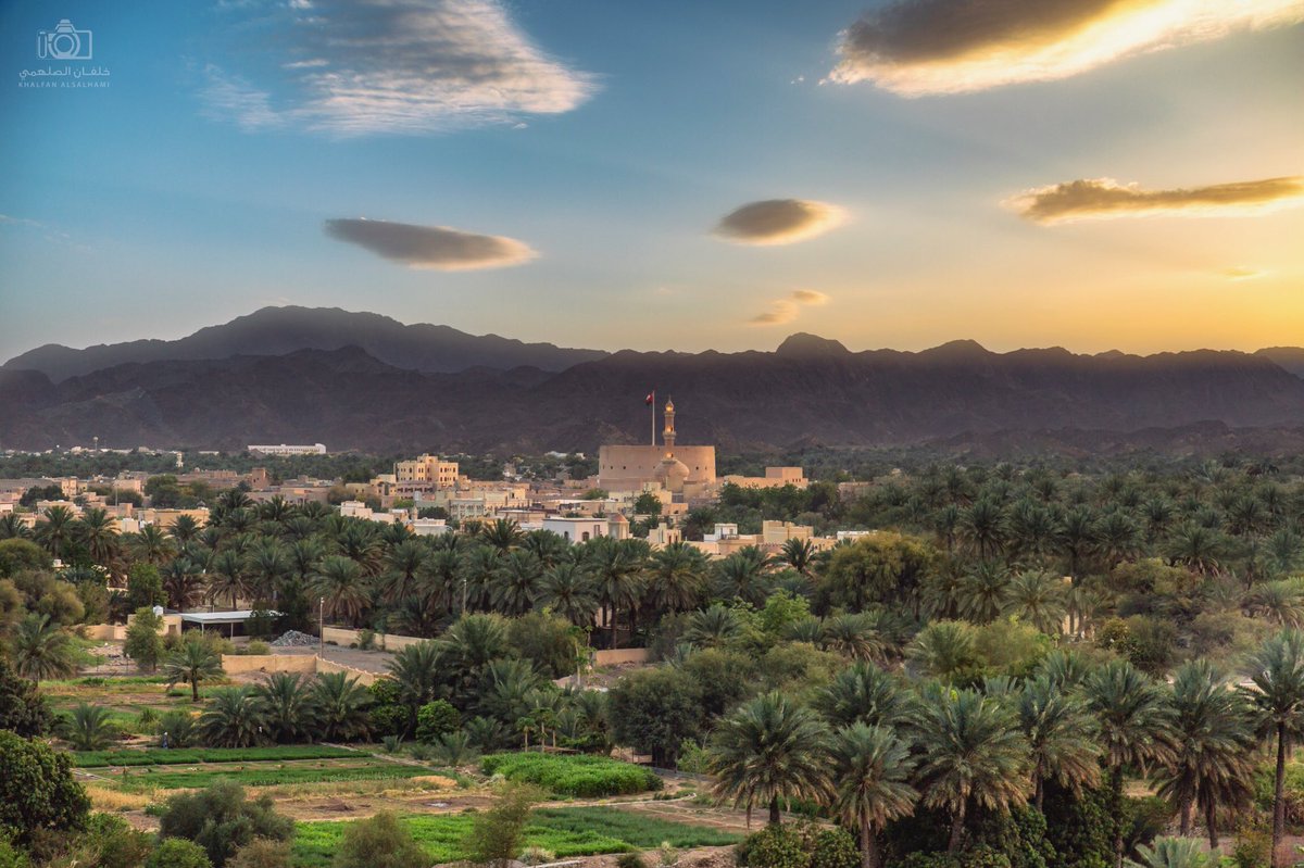 أشراقة #نزوى مدينة التأريخ 🌤🇴🇲
|
تقع مدينة نزوى على دائرة عرض (22,56) وخط طول (57,32) شرقا, على السفح الجنوبي للجبل الأخضر على ضفاف الوادي الأبيض, الذي يلتقي مع وادي كلبوه (في وسط المدينة)
وهى منطقة متوسطة بين مدينتين هامتين في الداخل العماني: ازكي في الشرق وبهلا في الغرب.