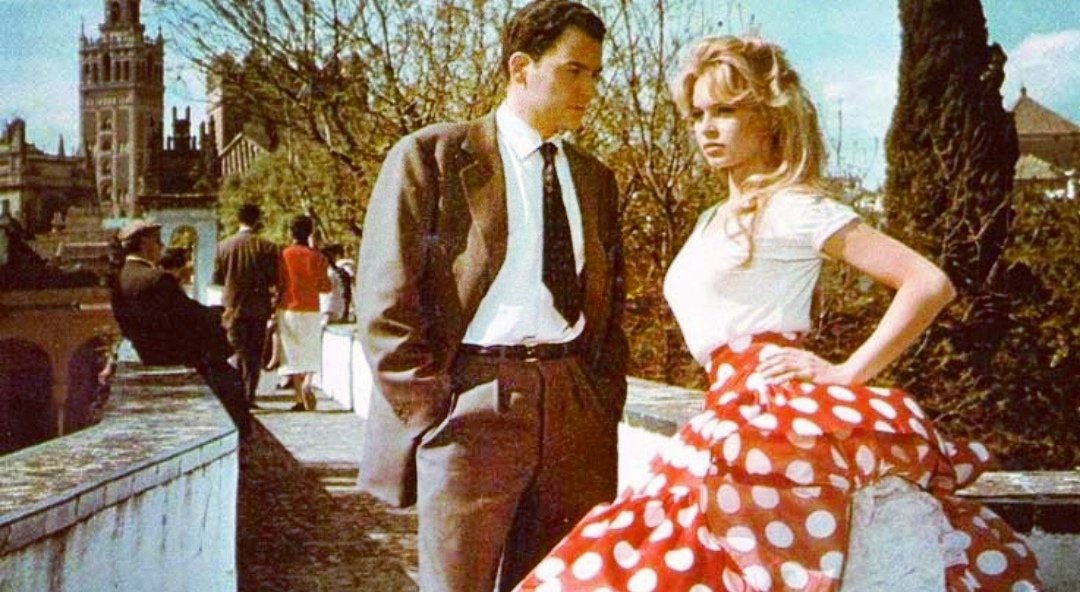 Bonjour! Brigitte Bardot en la Feria de Sevilla en 1958 durante el rodaje de 'La Femme et la Patín'. galeon.com/juliodominguez…