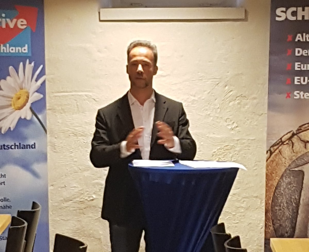 AfD_Eifelkreis's tweet photo. Erfolgreicher Abend in Auw a.d. Kyll.  Unser Referent Dr. @Jan_Bollinger kam mit seinem Vortrag über #Freiheit , #Demokratie und #Rechtsstaatlichkeit offenbar sehr gut bei den Besuchern an. Denn der #AfD Kreisverband #BitburgPrüm konnte sich gleich über 2 neue Mitglieder freuen. https://t.co/FOhYKXZxY0