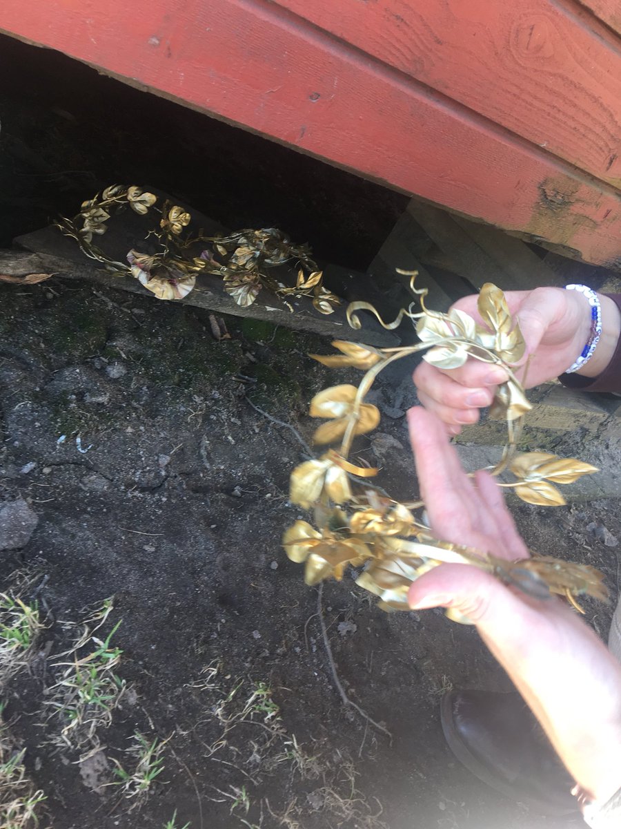 Veien til gullkransen💙 Tar det som en ære at @Anneheba var bekymret for at vi pønsket på noe større saker enn vår kunst &amp; håndverkssamling. Den mest verdige blant oss fikk æreskransen etter sangen vår i går, og denne gikk selvfølgelig til <a href="/Knossen/">knossen</a> ❤️ #LMNSO