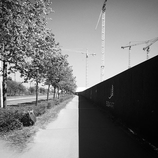 PalsHostel's tweet photo. 🌗 #budapest #budapestagram #bw #photooftheday #sun #shadows #travel #budawalks #travelgram #backpacker #hostellife #palshostel https://t.co/IyOOZV1zWw #Budapest #palshostel https://t.co/ZcGDNmBtYz
