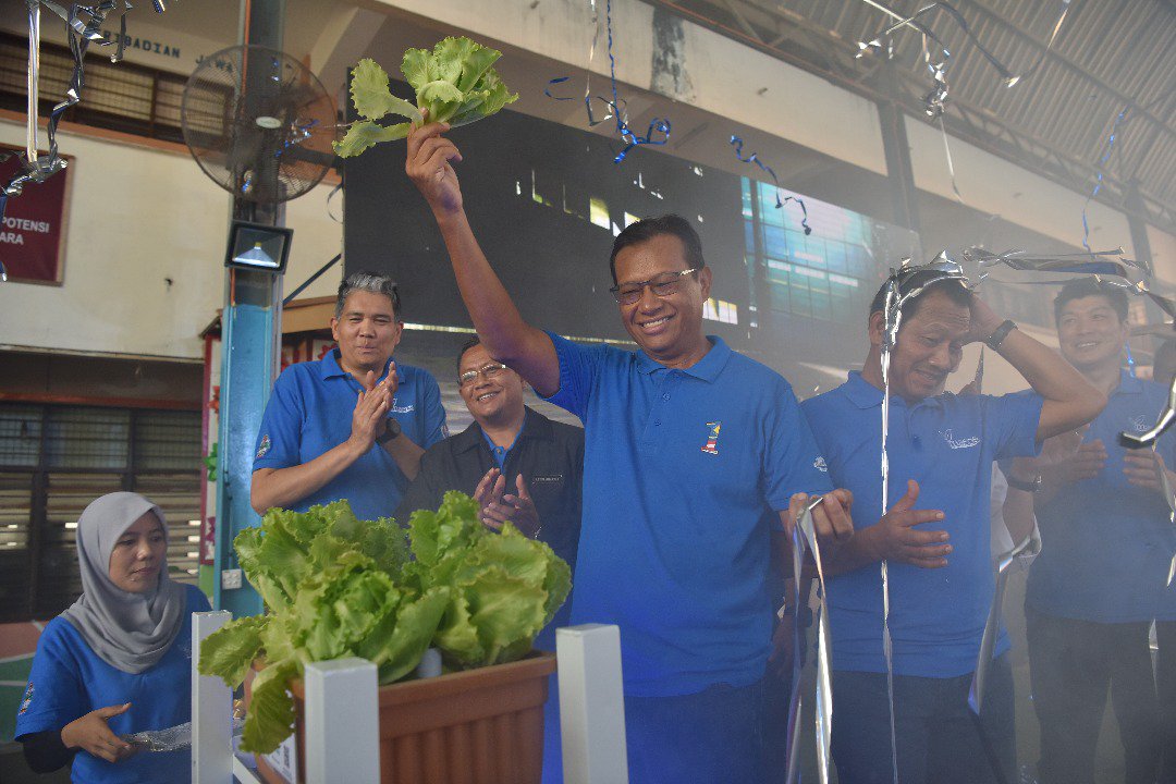 myDOA_HQ's tweet photo. Majlis Perasmian Sentuhan Kasih Tani Program Pertanian Bandar 2.0, Disempurnakan oleh YBM @shaberyc.

@shaberyc @ismailbakar60 @msallehhuddin @bad5277 @moamalaysia @JHarizan
#ourfoodourfuture #PertanianHEBAT #MY1DOA #PertanianBandar https://t.co/Hh7CvrdJct