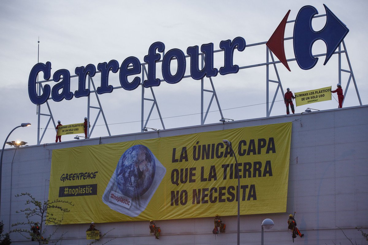 greenpeace_madr's tweet photo. ACCIÓN!! Hoy #DiaDeLaTierra desplegamos dos pancartas en el Carrefour de La Gavia para denunciar el uso masivo de plásticos #DesnudalaTierra #NoPlastic https://t.co/0danu8v0yT https://t.co/2AshKsHfCg