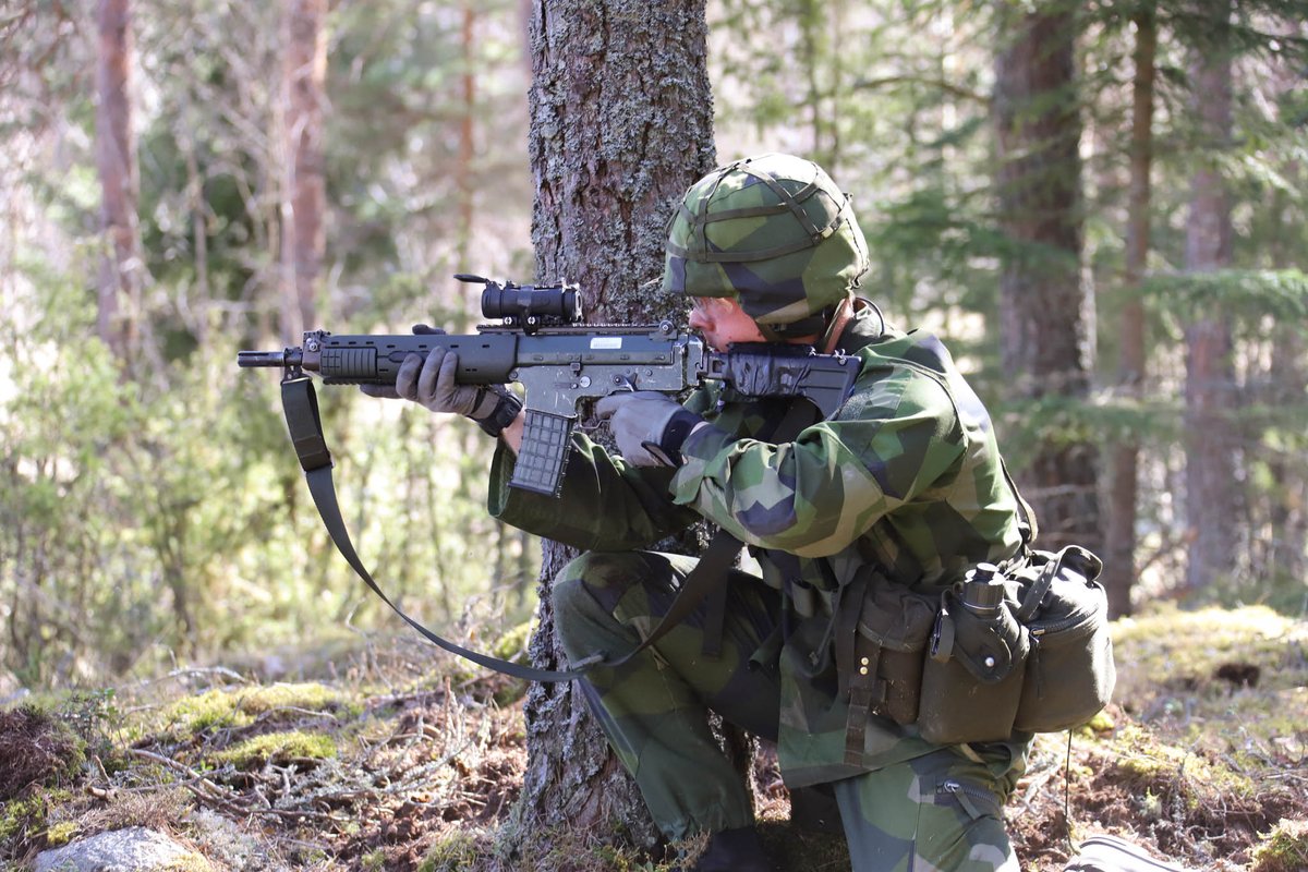 FM_MSS's tweet photo. Kadetterna vid specialistofficersutbildningen på Markstridsskolan i Kvarn genomför nu den andra omgången stridsutbildning med skarp ammunition, SUSA. https://t.co/SOLAUOe4YI #svfm #forsvarsmakten https://t.co/gl68HgVtrJ