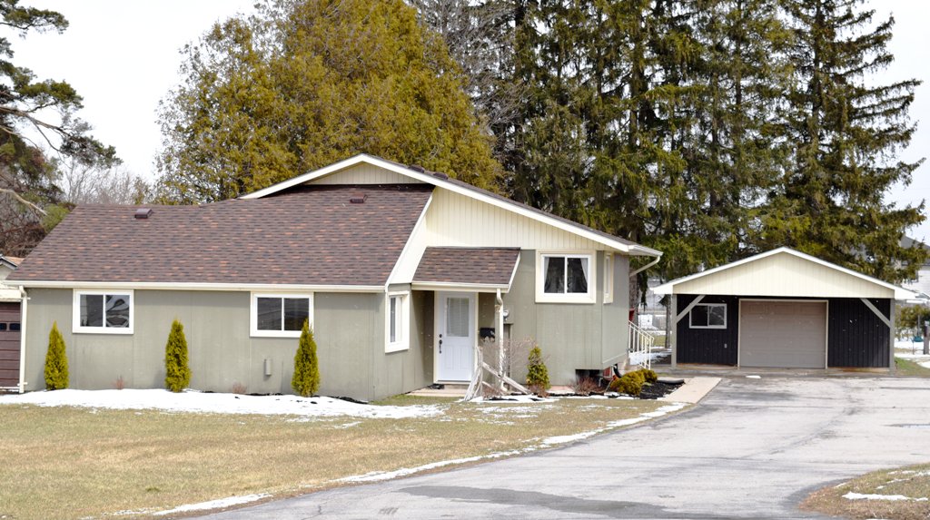 REMAXGreg's tweet photo. #OpenHouse #today 1-3pm Sun Apr 22/18 7 Park Rd, #Simcoe, ON @NorfolkCountyCA #2beds #1bath #bigshop #updatedinterior Just $285,000 #seeyousoon #youshouldliveinNorfolk #ILoveNorfolk https://t.co/UapHBGClz3 @REMAXPatrickM @REMAXca @REMAXoa https://t.co/X4yns0pUNL