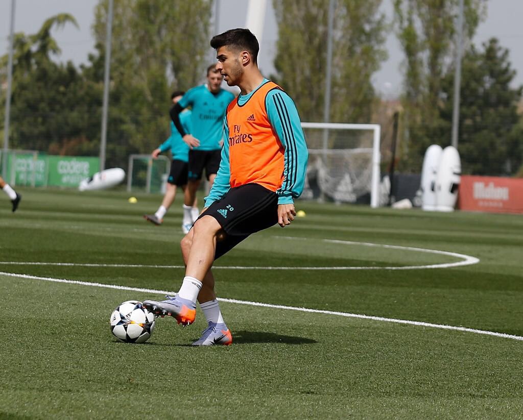 Con la mirada en la champions. / With an eye on the Champions League. #UCL