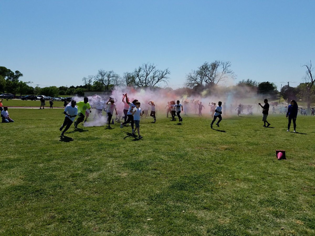 teachdefrank's tweet photo. Color Run!! 🏃🏻‍♂️🌈🏃🏾‍♀️ #iamflohill https://t.co/cAkkbt3dPB