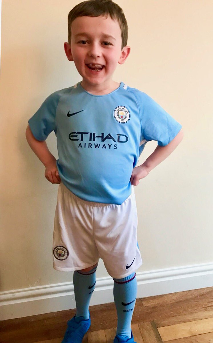 HelpHarryFund's tweet image. Here is Harry ready to walk on the pitch with Manchester City team later today @DuchenneUK @ManCity 💙