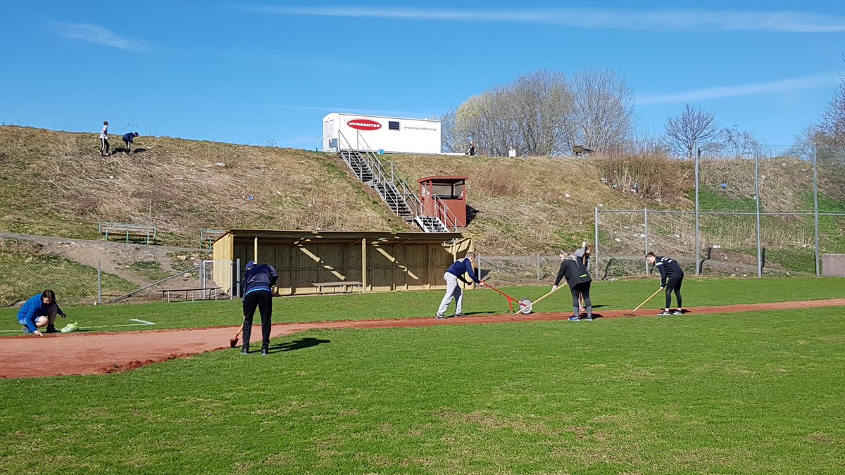 SkovdeSaints's tweet photo. Idag hjälptes vi åt, såväl stora som små, att göra basebollplanen och softbollplanen fin inför säsongen
- vi tyckte även att slänten var skräpig så våra ungdomar städade den.
I våra sporter lär vi oss att ta ansvar för, och respektera, planerna.
#RespectTheField https://t.co/xGz7P2A8Rh