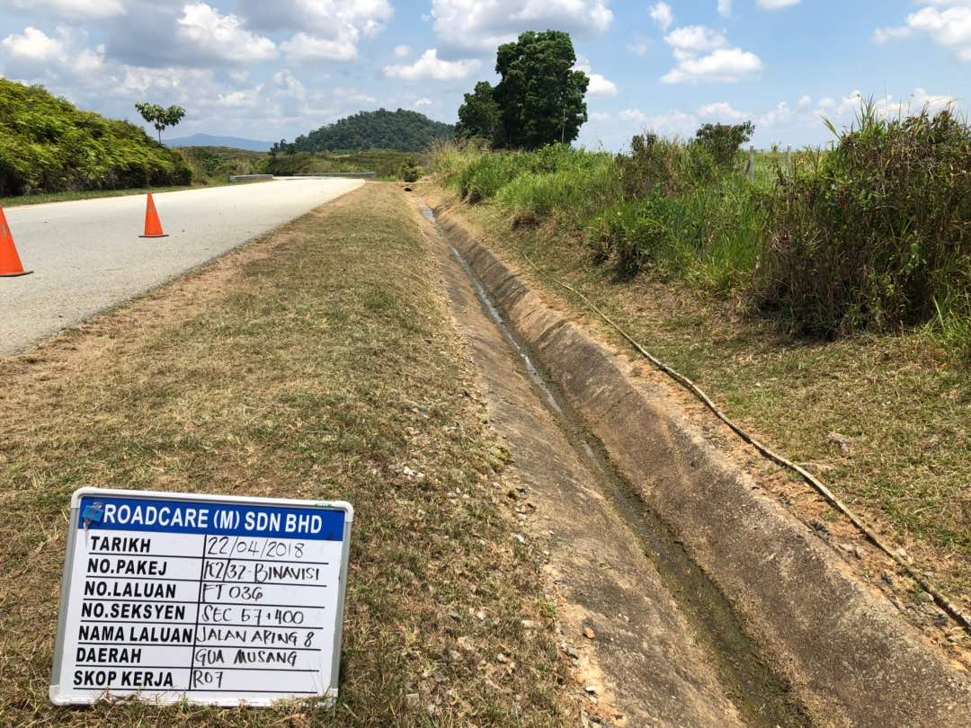 22.04.2018 Longkang diselenggara dengan baik jalan Aring Tasik Kenyir FT036 KM 57.40

<a href="/Roadcare_Kel/">ROADCARE KELANTAN</a> @Roadcare_K2 <a href="/jkrguamusang/">JKR Gua Musang</a> @Roadcare_Msia
