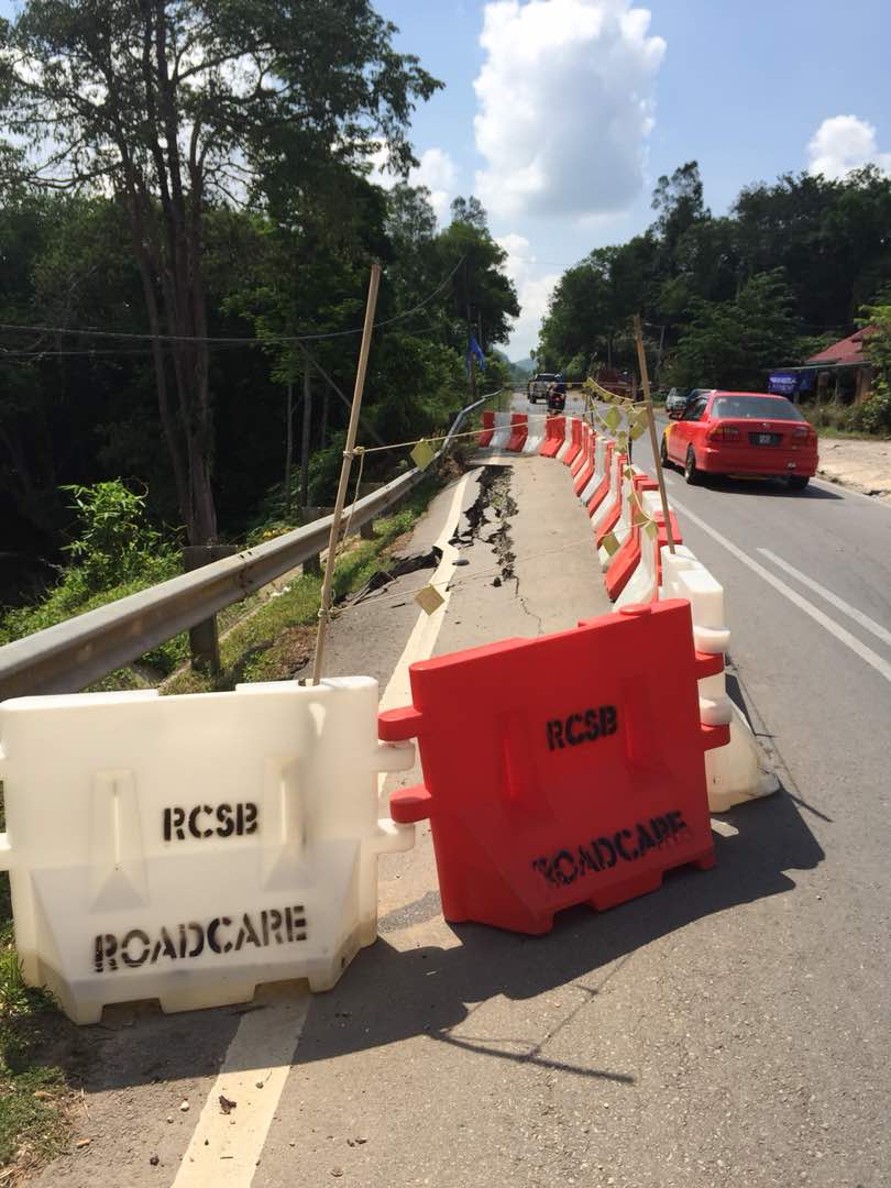 Hati - hati memandu. #teamroadcare pastikan TMP dikawasan tanah runtuh sentiasa dikemaskini demi keselamatan pengguna laluan FT185 Sek. 150.050 jalan Lojing - Gua Musang, Kelantan.

<a href="/Roadcare_Kel/">ROADCARE KELANTAN</a> 
@Roadcare_K2 
<a href="/ProtascoBerhad/">Protasco Berhad</a> 
<a href="/jkrguamusang/">JKR Gua Musang</a> 
@Roadcare_Msia