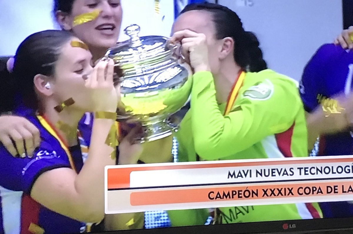 Nuestras chicas <a href="/marizzafaria/">Marizza Faría</a>  y <a href="/Faranfax/">Estefanía Ruiz Fdez.</a> levantando la #CopadelaReina2018 
Historia del balonmano asturiano!!
Enhorabuena a todo el @CBMaviLaCalzada 
El trabajo siempre da su recompensa! A por el siguiente título!