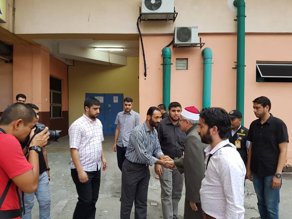 drzul_albakri's tweet photo. Tadi ke Bilik Mayat Hospital Selayang yang menempatkan jenazah almarhum Imam Dr. Fadi al-Batsh. Sempat bertemu sahabat² warga Palestin dan berbual seketika. Harap semua bertenang &amp;  tidak membuat spekulasi. Kita menanti laporan sepenuhnya drpd pihak berkuasa. https://t.co/MRe0I7HuVL