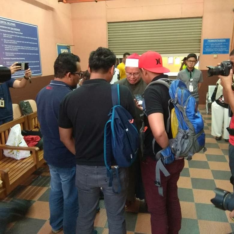 drzul_albakri's tweet photo. Tadi ke Bilik Mayat Hospital Selayang yang menempatkan jenazah almarhum Imam Dr. Fadi al-Batsh. Sempat bertemu sahabat² warga Palestin dan berbual seketika. Harap semua bertenang &amp;  tidak membuat spekulasi. Kita menanti laporan sepenuhnya drpd pihak berkuasa. https://t.co/MRe0I7HuVL