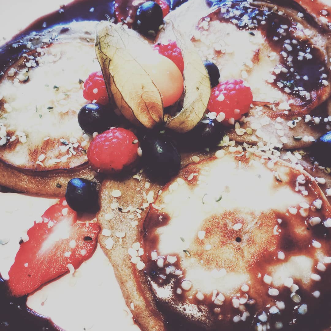 iamnicolebarton's tweet photo. Started the day in my favourite kind of way... π
Apple #pancake and #smoothie at @paradiseunbakery... And this, my loves, is why I LOVE London!! π¬π§ π
.
.
.
#vegan #plantbased #healthyfood #healthyfoodlover #health #wellness #wellbeing #WellbeingWriter #love https://t.co/wRCqPplBJt