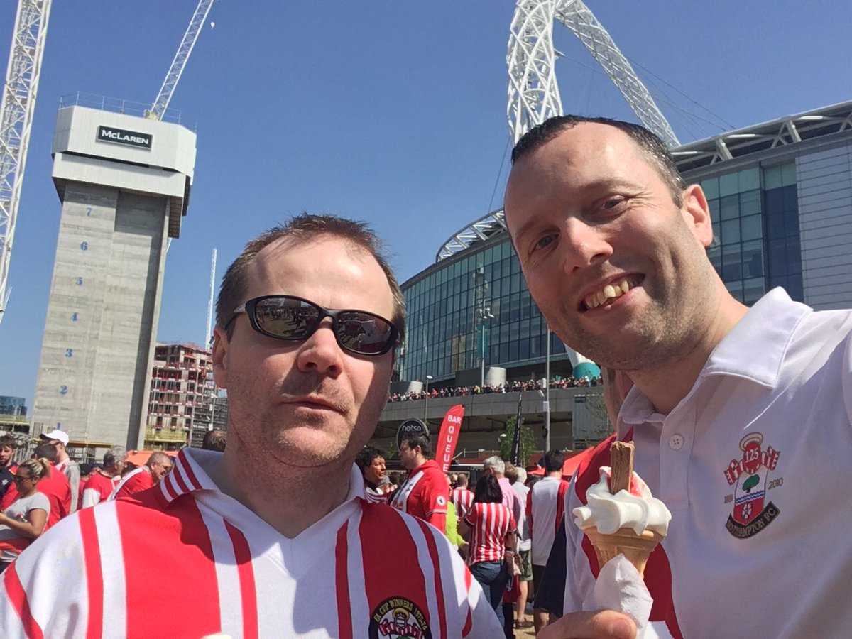 AliMobius's tweet photo. #cupselfie for Tom’s birthday https://t.co/ndFGUCz8sx