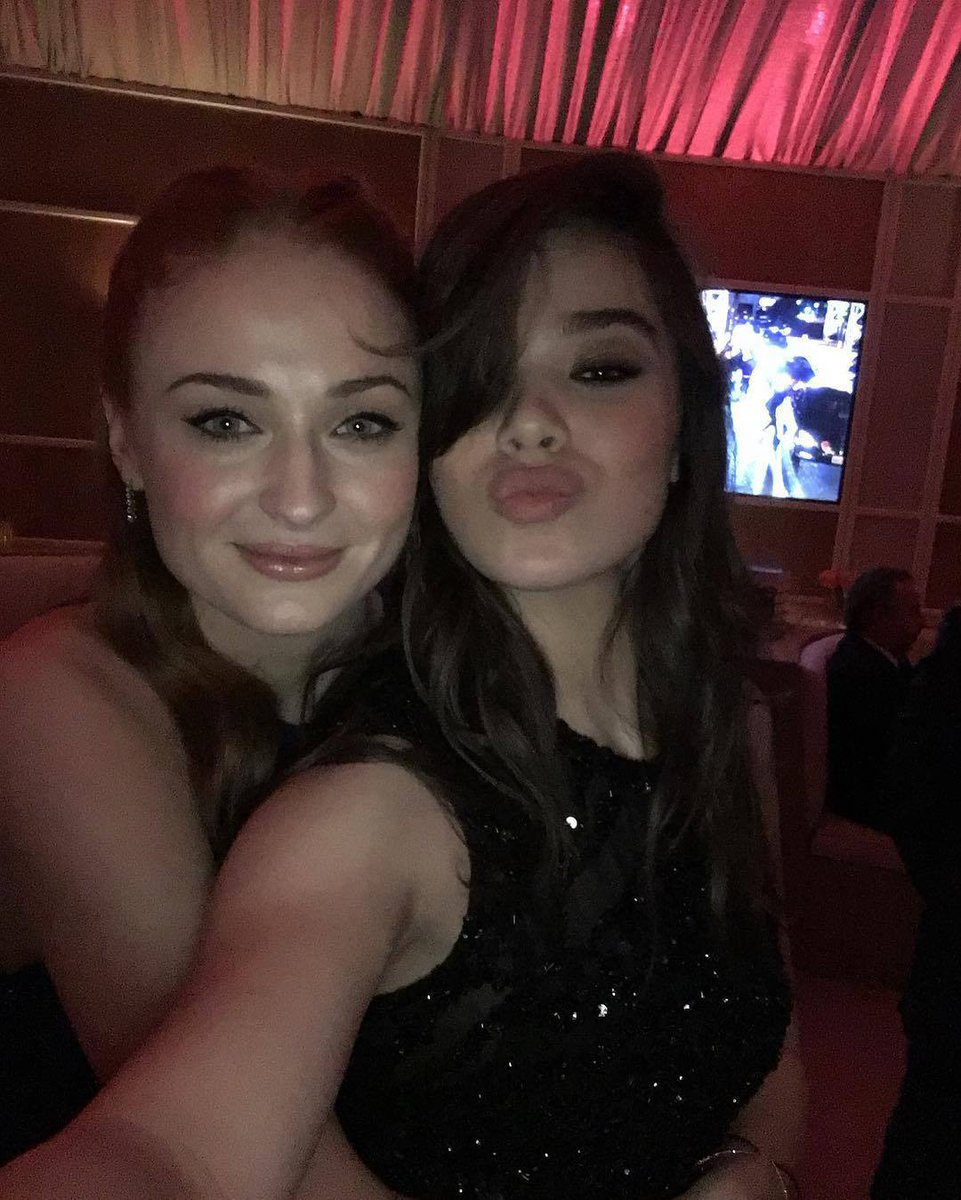 Bkstg's tweet photo. #SelfieSunday 😘 Add your photo to the collage in @HaileeSteinfeld's Bkstg. 📸 https://t.co/Cm5O6vtSAh https://t.co/gy2PVNcNXU