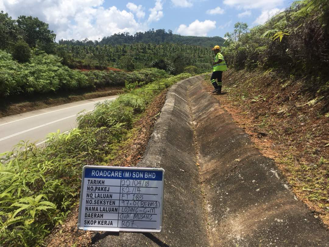 Rondaan #teamroadcare laluan Lojing - Gua Musang, longkang berm &amp; interceptor drain bersih sempurna.

FT185 Sek. 96.900 RHS.

@MOWorks 
<a href="/Roadcare_Kel/">ROADCARE KELANTAN</a> 
<a href="/ProtascoBerhad/">Protasco Berhad</a> 
@Roadcare_K2 
@Roadcare_Msia 
<a href="/jkrguamusang/">JKR Gua Musang</a>