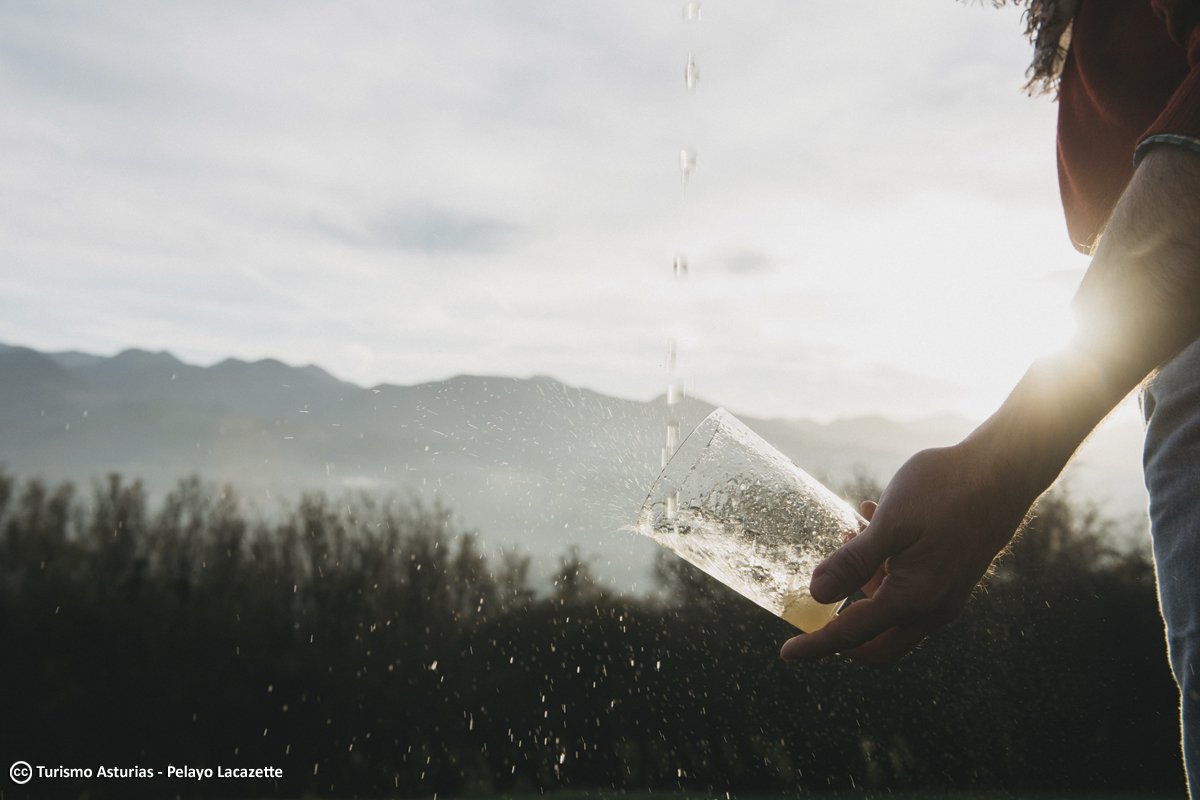 ¿Habrá algo mejor que un culín de #sidra a estas horas? #SaboreaAsturias