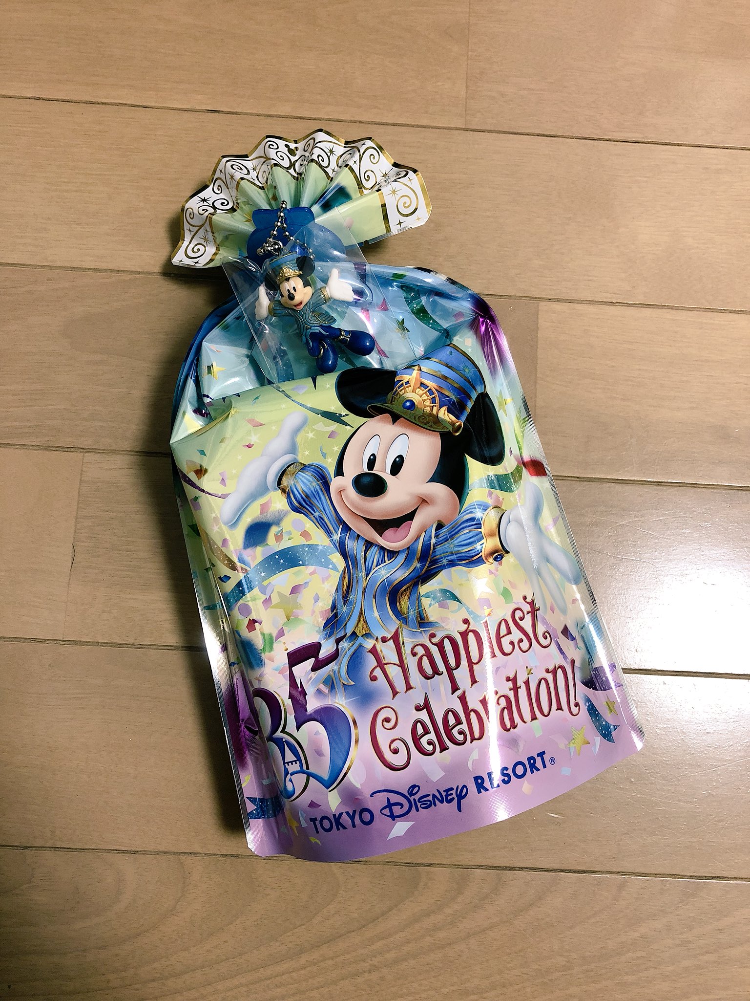 Flopsy Mopsy ディズニーランド35周年記念 のお菓子をお土産に貰った チョコチップクッキー ミッキーのマスコット付き ディズニーランド35周年かぁー おめでとう ディズニーランド ディズニー35周年 ミッキー ディズニー