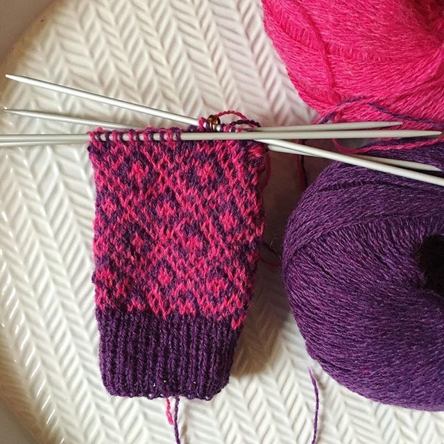 knitmastery's tweet image. Bit of mitten action! It’s a simple pattern but I discovered last night it’s a bit more complicated than I can accurately manage when watching tv cop dramas... #endpapermitts #colourworkmittens #strandedcolorwork #strandedcolourwork #jcrennie ift.tt/2HQM5rJ