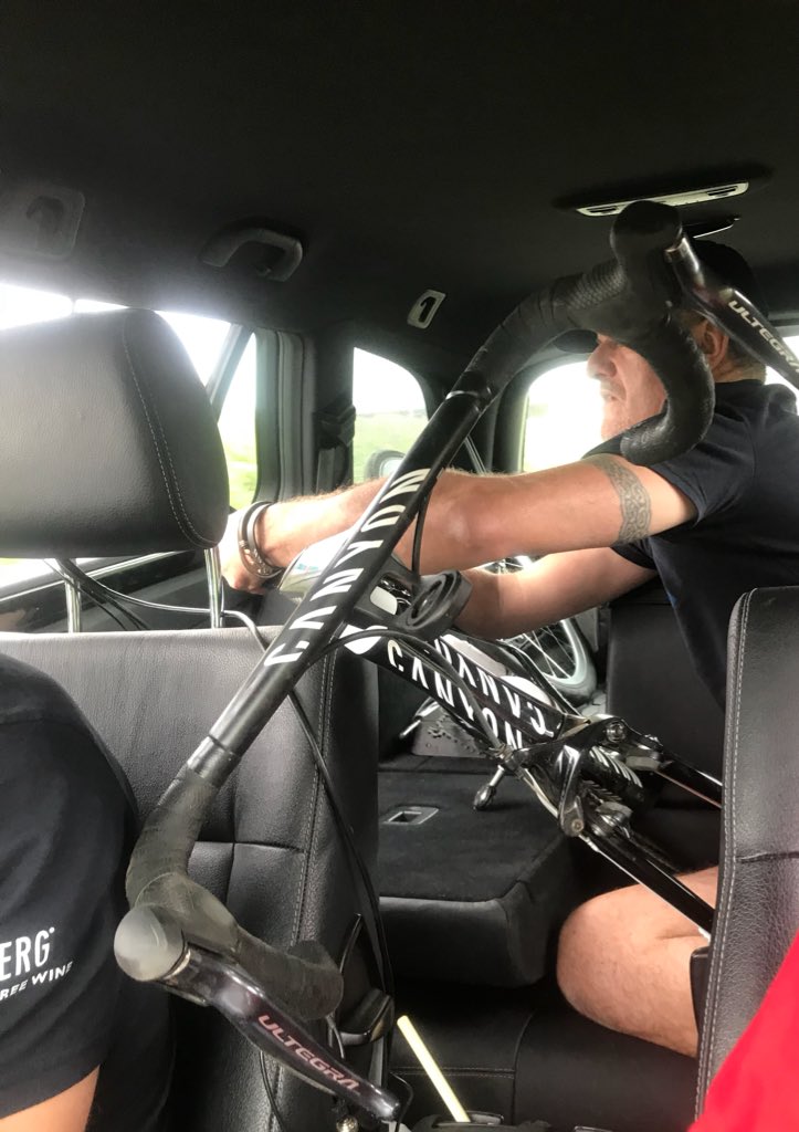 All the drama with @CanyonEisberg with huge crash for Alex. What do you do with a broken bike? Hang on to it on the outside and then get it in through the door. Alex back in race😥