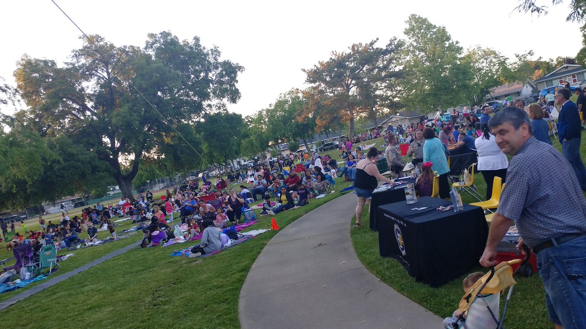 Thank you, Susan Peters for including us in Movie Night at the Park! A great opportunity for the neighborhood to learn about #RAACD https://t.co/I4lOOSCLeN