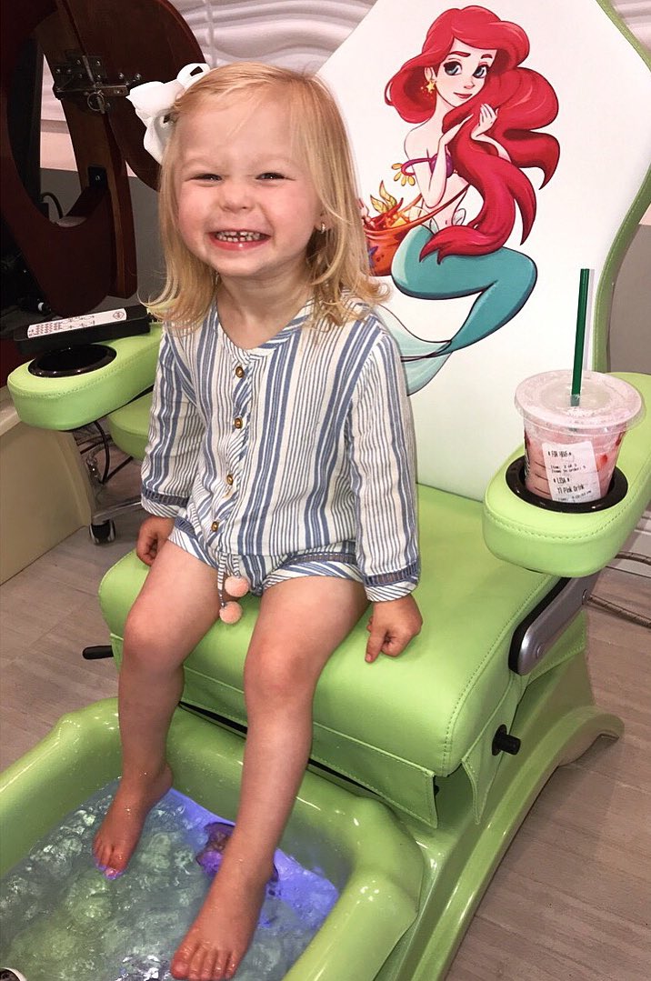 michelleryderrr's tweet photo. She was soaking this all in. 🤣 she loved it! #wereintrouble #spoiled #startedsomething #sorrydaddywereexpensive 💓👧🏼💅🏼 https://t.co/lA2oTCZrWm