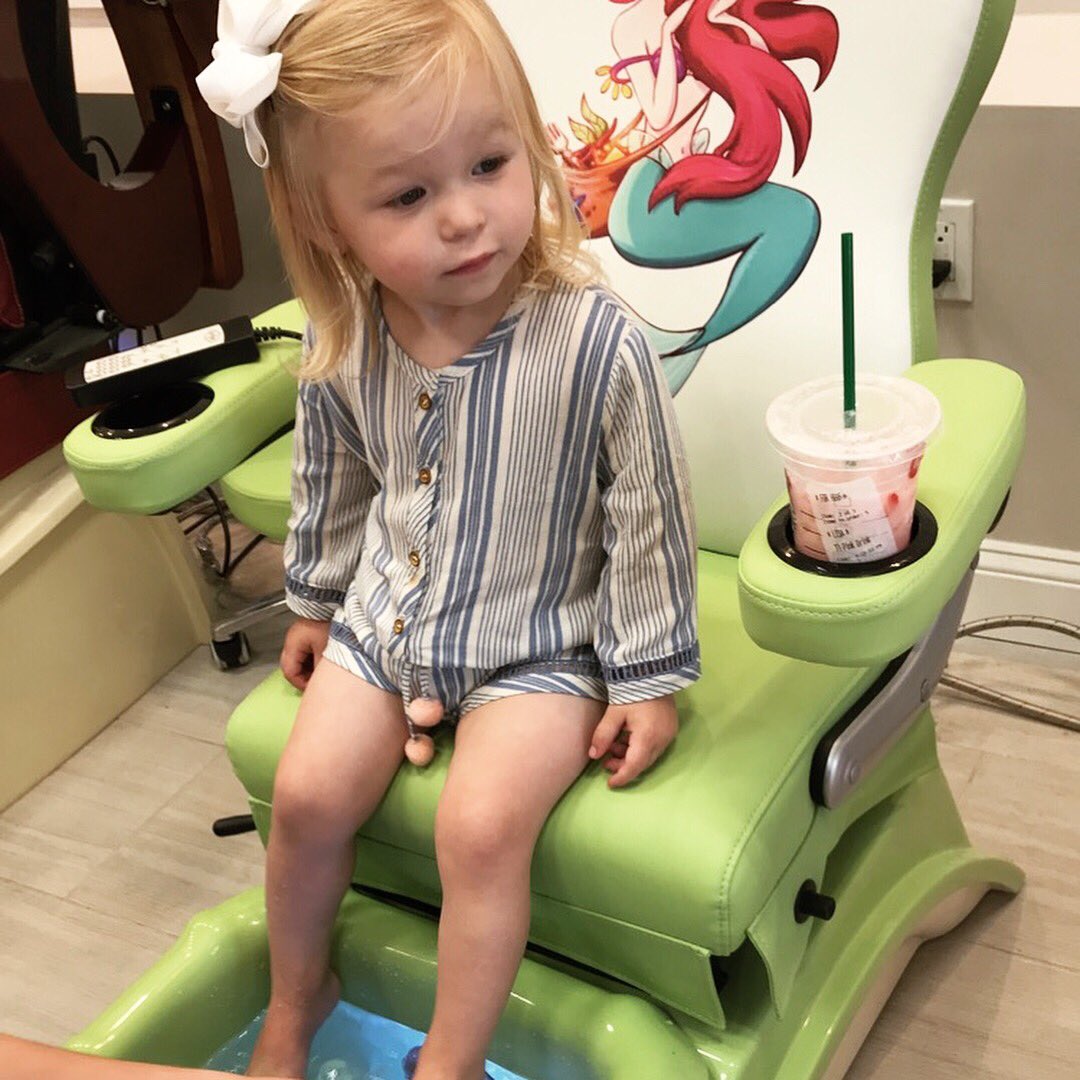 michelleryderrr's tweet photo. She was soaking this all in. 🤣 she loved it! #wereintrouble #spoiled #startedsomething #sorrydaddywereexpensive 💓👧🏼💅🏼 https://t.co/lA2oTCZrWm