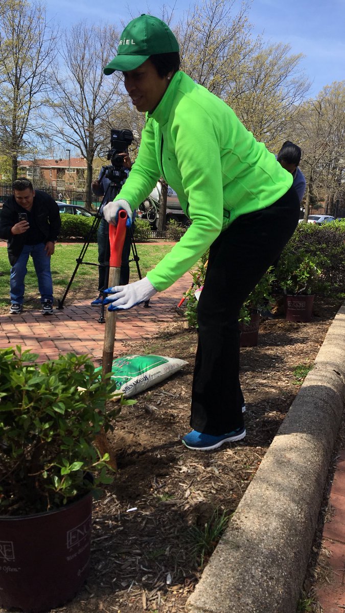 MayorBowser's tweet photo. Mood of the day: #blessed.

I am in awe of the residents of our great city. Because of your commitment, we are on the path to becoming a #TrashFreeDC. 

Thank you for helping to keep your home beautiful. #EarthWeekDC ♻️🚮🌸 https://t.co/Vc0o6t8TG9